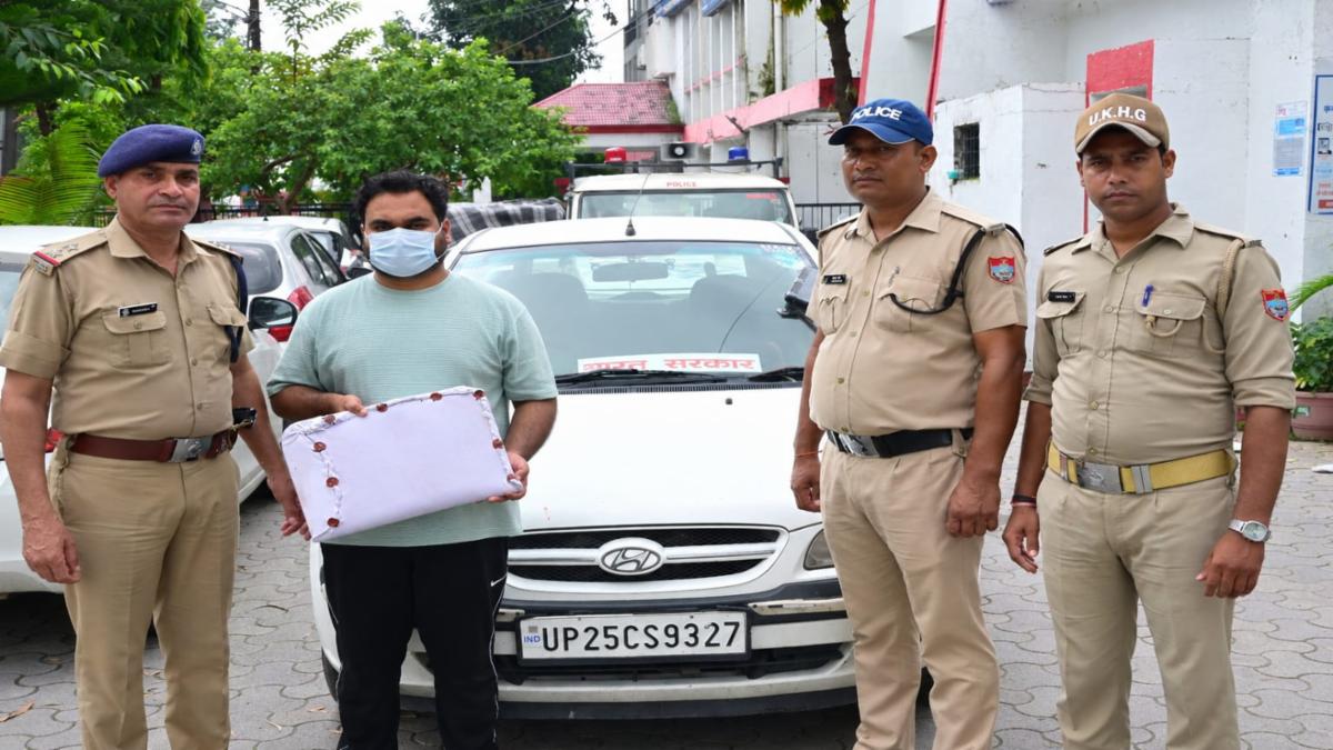 आईबी अफसर का रौब दिखा रहा था युवक, नीली बत्ती और फर्जी दस्तावेजों के साथ गिरफ्तार