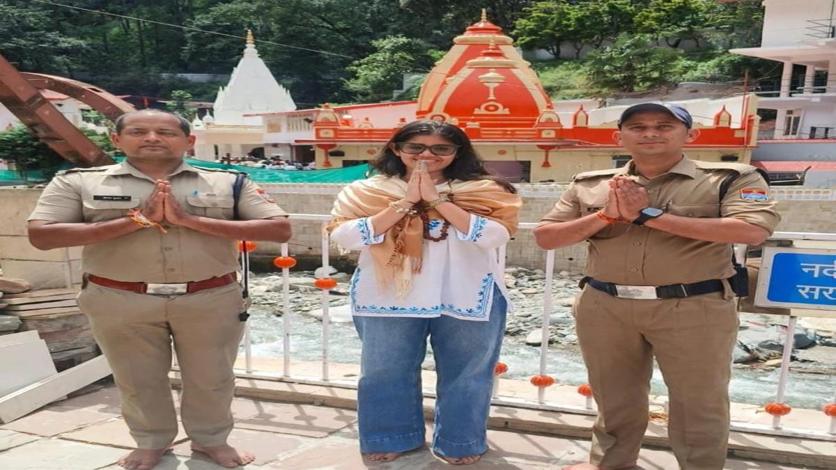 ‘हनुमान अंश’ की युवा प्रोड्यूसर अनूप्रिया नागर ने कैंची धाम में किए दर्शन, बाबा नीम करौली का लिया आशीर्वाद