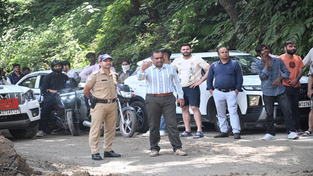 Haldwani-Nainital Road पर मलबा, SSP ने मौके पर पहुंचकर संभाला Traffic